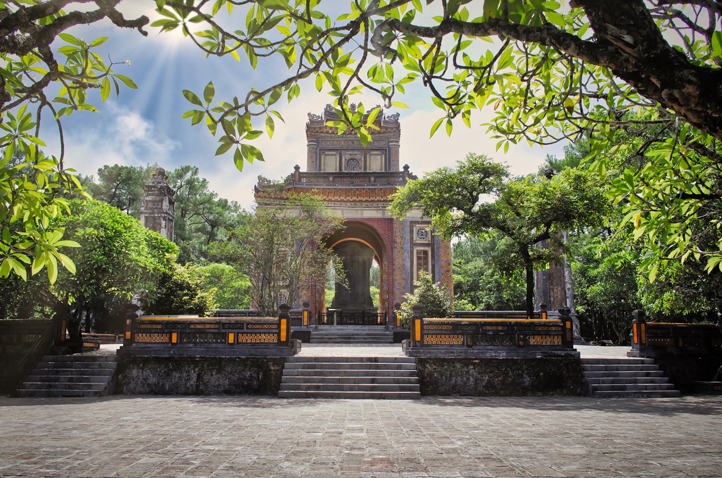 HUE’S IMPERIAL RELICS & GARDENS WALKING 